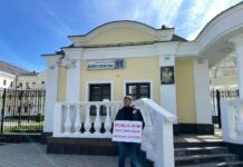 В Екатеринбурге отец Миши Бахтина со СМА снова вышел в пикет с требованием обеспечить его ребенка лекарством