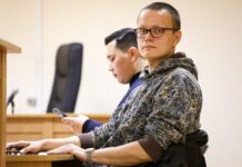 Суд в Петербурге заочно арестовал смольнинского мундепа, просившего Генпрокуратуру проверить Путина на «фейки» об армии, а также требовал его отставки