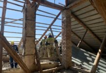 В Краснодаре пострадали 12 детей из-за того, что ветер сорвал крышу школы