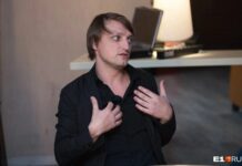 Уголовное дело об оскорблении чувств верующих завели на организатора БДСМ-вечеринок из-за фотографий посетителей в венке и с табличками