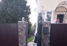 На место сбития дрона (воздушного шара) в Подмосковье прибыли пожарники и сотрудники скорой помощи. Как сообщают очевидцы, у одной из жительниц близлежащего дома от испуга остановилось сердце