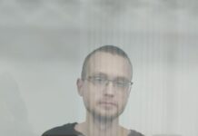 В Екатеринбурге прошло заседание по делу Алексея Рожкова — его обвиняют в поджоге военкомата и «фейках» за интервью каналу «Ходорковский Live»