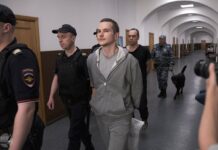 Адвокатов Навального Алексея Липцера и Вадима Кобзева под конвоем доставили в Басманный суд Москвы для продления меры пресечения