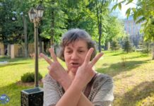 «Улыбается и делает вот так, что означает кота» — Елена Эфрос о суде над ее дочерью, режиссеркой Евгенией Беркович