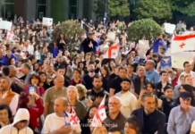 В Тбилиси протестующие вновь собрались у здания парламента — несмотря на пули и слезоточивый газ