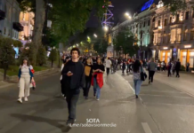 Протестующие против законопроекта об «иноагентах» в Тбилиси двинулись от здания парламента к площади Героев