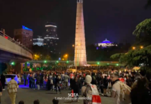 Колонны протестующих в Тбилиси разделились. Часть демонстрантов решила остаться на площади Героев, а другая перекрывает набережные и движется в сторону площади Свободы