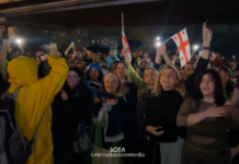 Протестующие в Тбилиси поют гимн Грузии на площади Героев. Несмотря на водометы, слезоточивый газ и резиновые пули люди вновь вышли на митинги против законопроекта об «иноагентах»