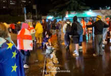 Баррикады, пение гимна и флаги Евросоюза: в Грузии продолжаются протесты против законопроекта об «иноагентах»