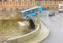 Момент падения автобуса в Мойку в Петербурге