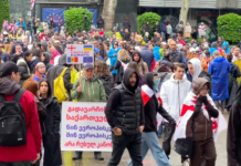 В Тбилиси у здания парламента проходит очередная акция протеста против закона об «иноагентах»