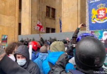 Протестующие против закона об «иноагентах» в Тбилиси пытаются снести забор здания парламента