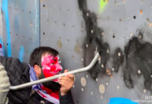 В Тбилиси протестующие против закона «об иноагентах» перелезают через защитные щиты у входа в парламент Грузии и пытаются сломать забор подручными предметами