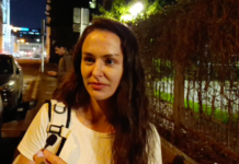 В «Открытом пространстве» прошел осмотр, изымали плакаты, а стикеры со стойки на входе отдирали ножом.