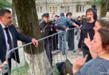 «В 2019-м году дом резко стал аварийным»: в Ростове возле аварийного дома беспорядки — люди пытаются забрать свои вещи из оставленных квартир