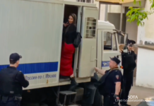 Журналистку Антонину Фаворскую увозят из здания Басманного суда Москвы. Сегодня девушке продлили пребывание в СИЗО до 3 августа