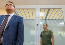 Генерал Попов принял решение о возвращении в СИЗО без эмоций. После заседания он широко улыбался журналистам, а на вопрос о своем отношении к происходящему показал им бицепс на согнутой руке