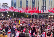 Митинг против закона об «иноагентах» в Грузии. Протестующие соорудили возле парламента сцену, напротив здания также растянули плакат с надписью «Если сегодня ты выбрал молчание, то завтра вынужден будешь молчать»