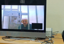 «Как жаль, что я вас не вижу». На заседании по делу об «иноагентстве» Олега Орлова правозащитнику отказались показывать пришедших слушателей, журналистов и даже адвоката