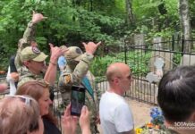 «Нету правды, нету силы!» — о чем говорят пришедшие на открытие памятника Евгению Пригожину на Пороховском кладбище в Петербурге