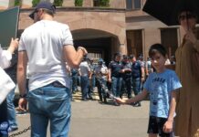 Отмененный штурм: сторонники Баграта Галстаняна пикетировали здание следственного комитета Армении