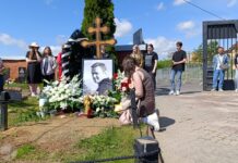 С самого утра сторонники Алексея Навального приходят на Борисовское кладбище в Москве поздравить его с днем рождения. Люди несут цветы, послания, портреты Алексея и, конечно, резиновые уточки