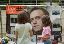 Акция памяти Алексея Навального напротив российского посольства в Риге