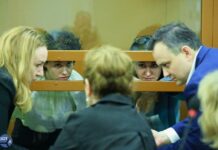 Режиссерка Женя Беркович, драматург Светлана Петрийчук, их родные и близкие в суде по «театральному делу»