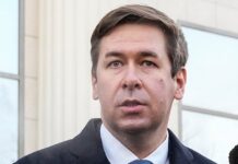 К 8,5 годам колонии заочно приговорили юриста Илью Новикова за «фейки» об армии в интервью каналу «Популярная политика», передает наш корреспондент из зала суда