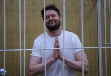 Суд перенес рассмотрение дела против поэта Вячеслава Малахова в Петроградский суд Петербурга — по месту совершения преступления