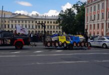 В Петербурге неизвестный выехал на дорогу на z-пикапе и с «гробом на колесиках»