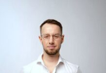 «Весь сегодняшний вечер я провел, поддерживая коллег и объясняя, что все в порядке. Кому-то даже пришлось найти психолога», — Игорь Артемьев о первых последствиях признания его «иноагентом»