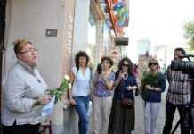 С домов продолжают пропадать таблички «последнего адреса»