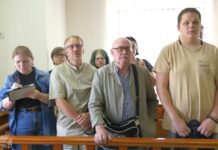 Журналистка Антонина Фаворская и ее группа поддержки на апелляционном заседании по мере пресечения в Мосгорсуде и после него