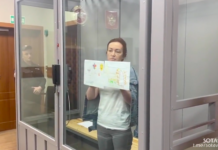 «Пожалуй, это единственные трава и дерево, которые я увижу этим летом»: Алсу Курмашева показала в суде присланные ей детские рисунки