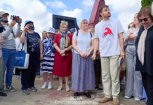 Священник Димитрий Сафронов, запрещенный Московской епархией в служении из-за панихиды Навальному, снова провел поминальную службу на могиле политика