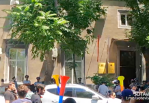 В Ереване протестующие пытались добиться встречи с омбудсменом Армении