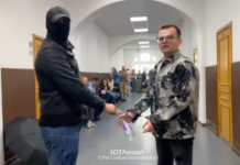 Журналиста Артема Кригера доставили в здание Басманного суда Москвы