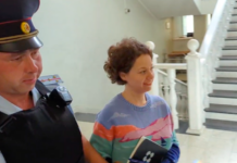 Евгению Беркович и Светлану Петрийчук завели в зал с опозданием на 6 часов, сообщает наш корреспондент из здания суда