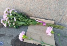 В Москве активисты восстанавливают мемориал Борису Немцову