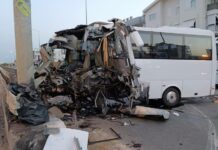 В турецкой Анталье автобус с российскими и белорусскими туристами врезался в бетонный столб. Водитель умер в больнице. Всего пострадало 20 человек: 16 россиян и четверо белорусов, сообщают местные СМИ