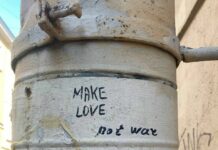 В суде заново начали рассматривать дело о травматическом пистолете, отобранном во время расклейки антивоенных листовок