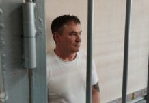 Свердловский правозащитник Алексей Соколов останется под стражей до 8 июля. Заседание прошло в закрытом режиме