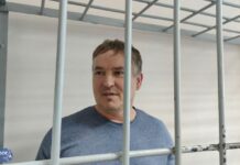 Правозащитника Алексея Сколова отправили в СИЗО до 1 сентября. Мужчину обвинили в демонстрации логотипа Facebook