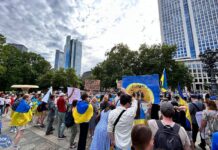 В немецком городе Франкфурт-на-Майне украинцы вышли на акцию из-за ракетных ударов по детской больнице в Киеве. Общее количество погибших в результате сегодняшних атак достигло 33 человек