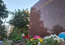 Москвичи возложили цветы на памятник Лесе Украинке после сообщений об ударах по Киеву и Депропетровску по детской больнице «Охматдет» в Киеве