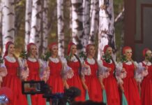 «Праздник православный, российский, русский». В Москве отметили День семьи, любви и верности