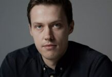 Мосгорсуд утвердил заочный арест журналиста Романа Анина