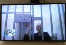 Мосгорсуд оставил без изменения приговор Олегу Орлову — 2,5 года колонии общего режима по статье о повторной «дискредитации» армии, передает наш корреспондент из зала суда