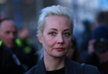 «Господи, час не открывала телефон. За этот час уже стала террористкой. Убил мужа, записал жену в террористы — типичный Путин», — Юлия Навальная прокомментировала свое внесение в реестр «террористов и экстремистов»